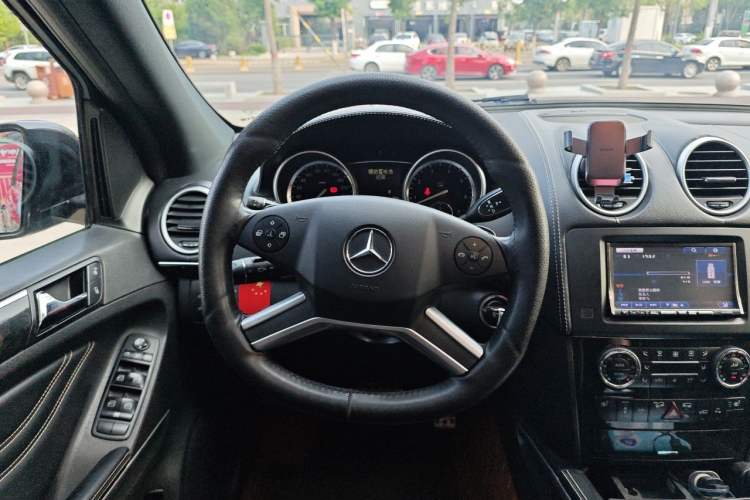 Used Mercedes-Benz M-Class 2010 ML 350 4MATIC Luxury Model Steering Wheel