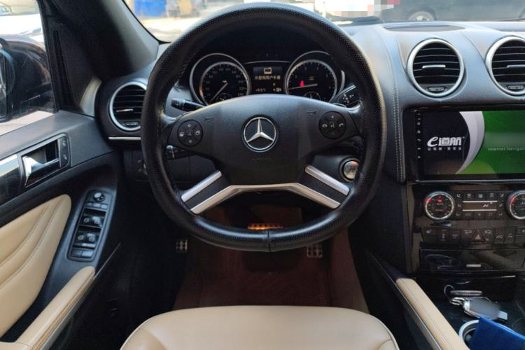 Used Mercedes-Benz M-Class 2010 ML 500 4MATIC Special Edition Steering Wheel