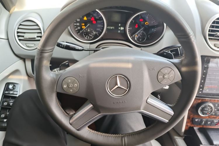 Used Mercedes-Benz M-Class 2010 ML 350 4MATIC Luxury Model Steering Wheel