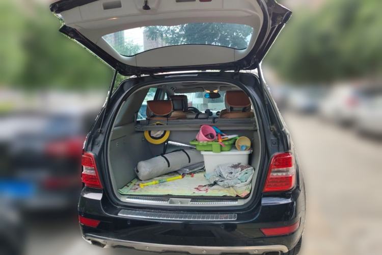 Used Mercedes-Benz M-Class 2010 ML 300 4MATIC Trunk