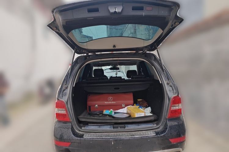Used Mercedes-Benz M-Class 2010 ML 300 4MATIC Trunk
