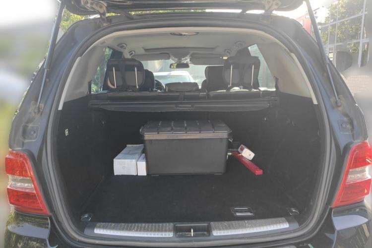 Used Mercedes-Benz M-Class 2010 ML 300 4MATIC Trunk