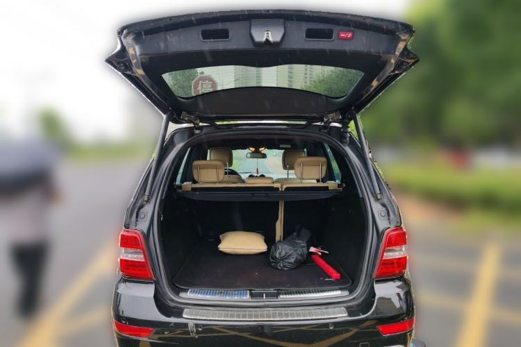 Used Mercedes-Benz M-Class 2010 ML 350 4MATIC Luxury Model Trunk