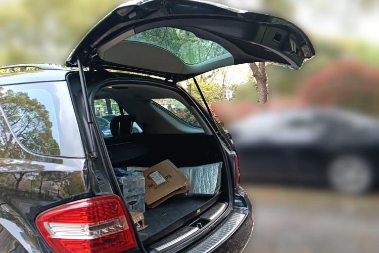 Used Mercedes-Benz M-Class 2010 ML 300 4MATIC Trunk