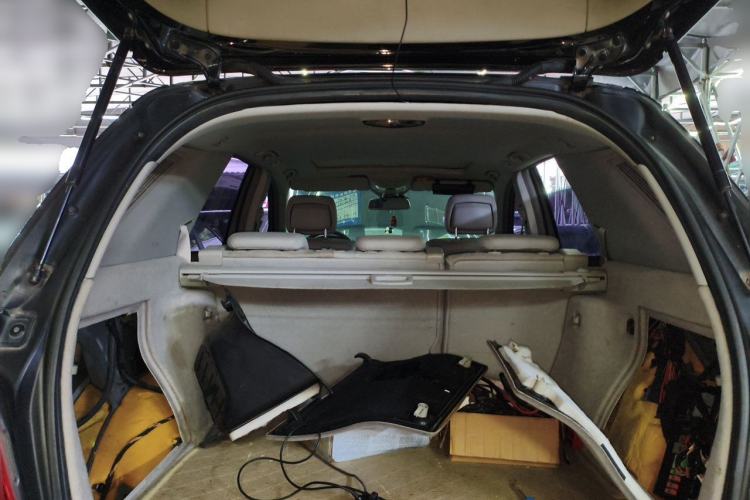 Used Mercedes-Benz M-Class 2010 ML 300 4MATIC Trunk