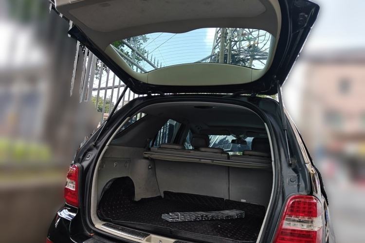 Used Mercedes-Benz M-Class 2010 ML 300 4MATIC Trunk