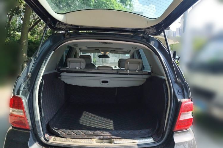 Used Mercedes-Benz M-Class 2010 ML 300 4MATIC Trunk