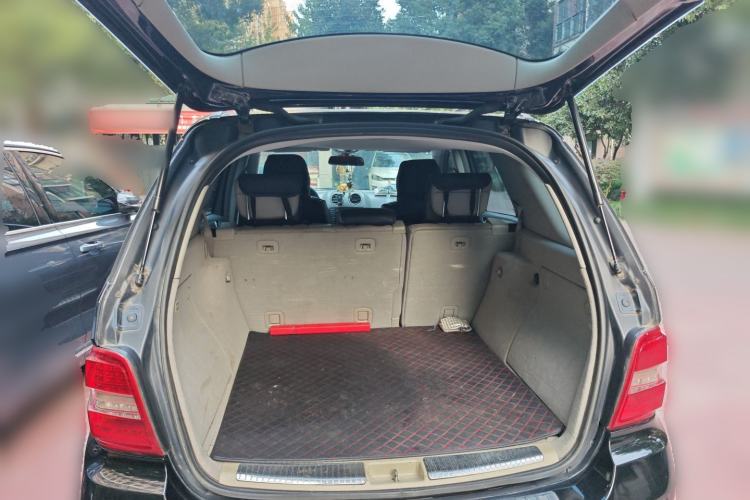 Used Mercedes-Benz M-Class 2010 ML 300 4MATIC Trunk