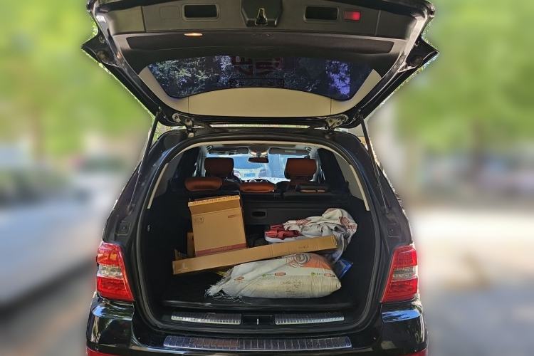 Used Mercedes-Benz M-Class 2010 ML 300 4MATIC Trunk