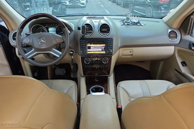 Used Mercedes-Benz M-Class 2010 ML 350 4MATIC Luxury Model Center Console