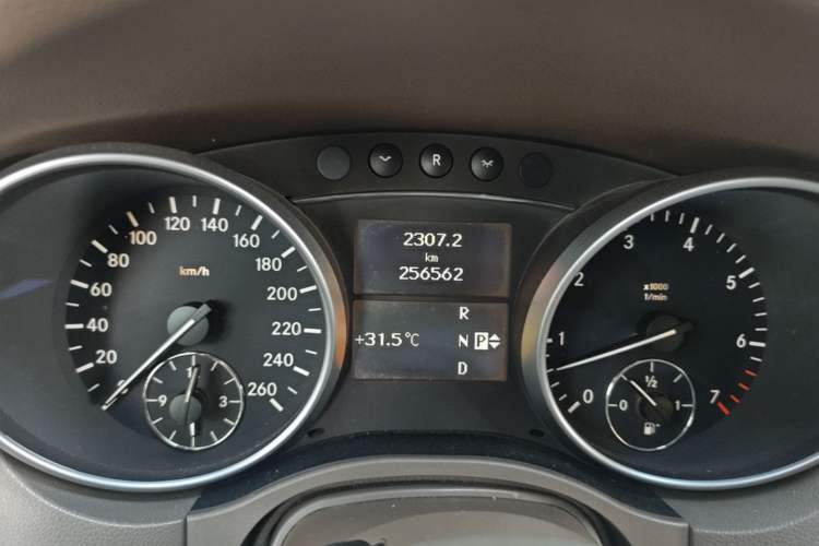 Used Mercedes-Benz M-Class 2010 ML 350 4MATIC Luxury Model Odometer Close Up