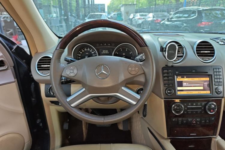 Used Mercedes-Benz M-Class 2010 ML 350 4MATIC Luxury Model Steering Wheel