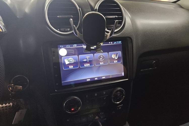 Used Mercedes-Benz M-Class 2010 ML 300 4MATIC Audio And AC Panel