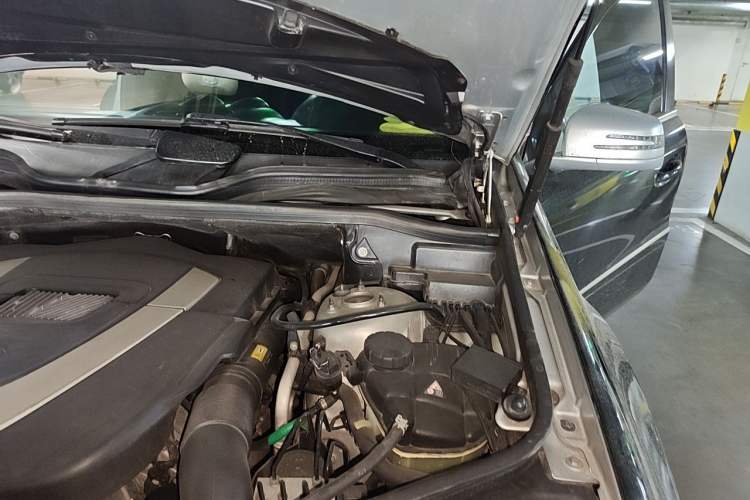 Used Mercedes-Benz M-Class 2010 ML 300 4MATIC Engine Bay Left