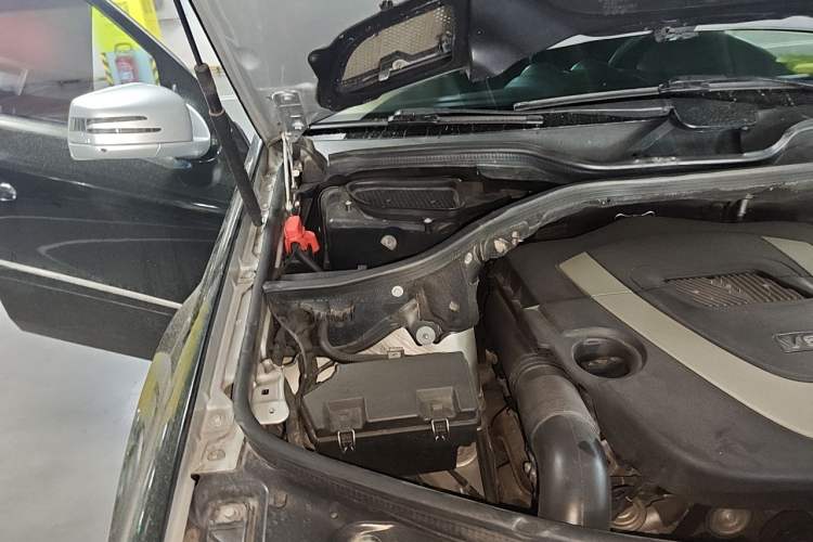 Used Mercedes-Benz M-Class 2010 ML 300 4MATIC Engine Bay Right