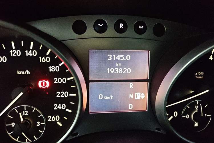 Used Mercedes-Benz M-Class 2010 ML 300 4MATIC Odometer Close Up