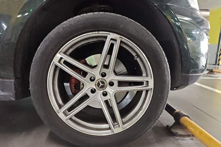 Used Mercedes-Benz M-Class 2010 ML 300 4MATIC Right Front Wheel Hub