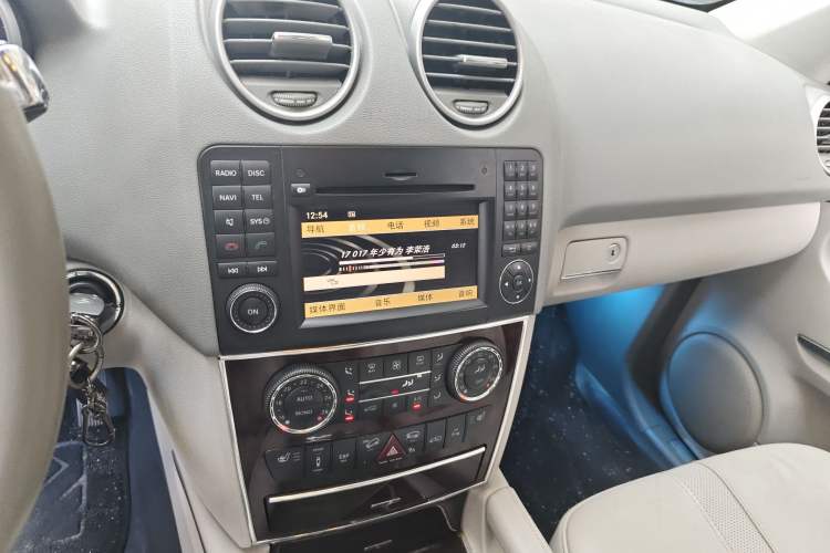 Used Mercedes-Benz M-Class 2010 ML 350 4MATIC Luxury Model Audio And AC Panel