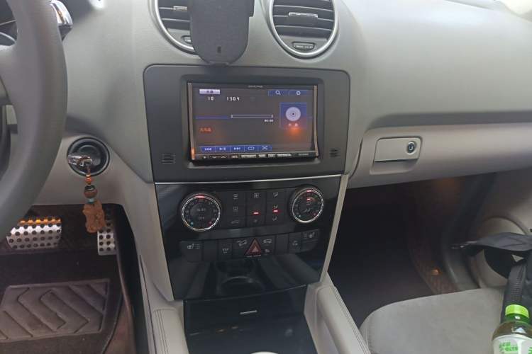 Used Mercedes-Benz M-Class 2010 ML 300 4MATIC Audio And AC Panel