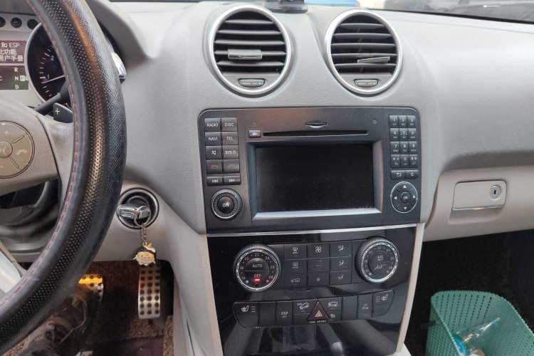Used Mercedes-Benz M-Class 2010 ML 300 4MATIC Audio And AC Panel