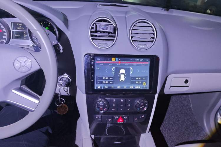 Used Mercedes-Benz M-Class 2010 ML 300 4MATIC Audio And AC Panel