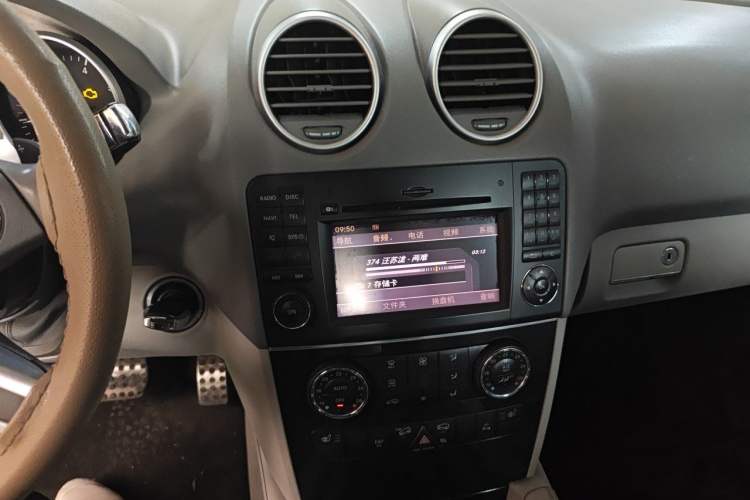 Used Mercedes-Benz M-Class 2010 ML 300 4MATIC Audio And AC Panel