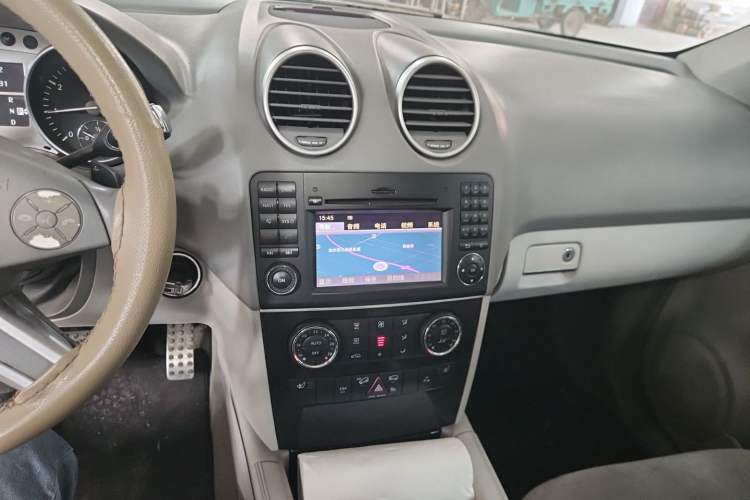 Used Mercedes-Benz M-Class 2010 ML 300 4MATIC Audio And AC Panel