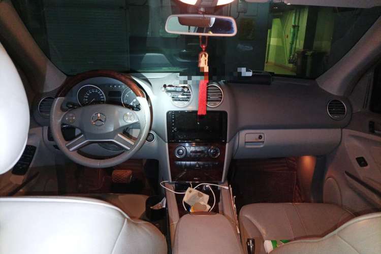 Used Mercedes-Benz M-Class 2010 ML 350 4MATIC Luxury Special Edition Center Console