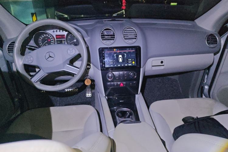 Used Mercedes-Benz M-Class 2010 ML 300 4MATIC Center Console