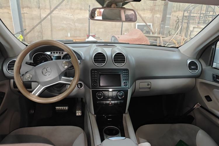 Used Mercedes-Benz M-Class 2010 ML 300 4MATIC Center Console