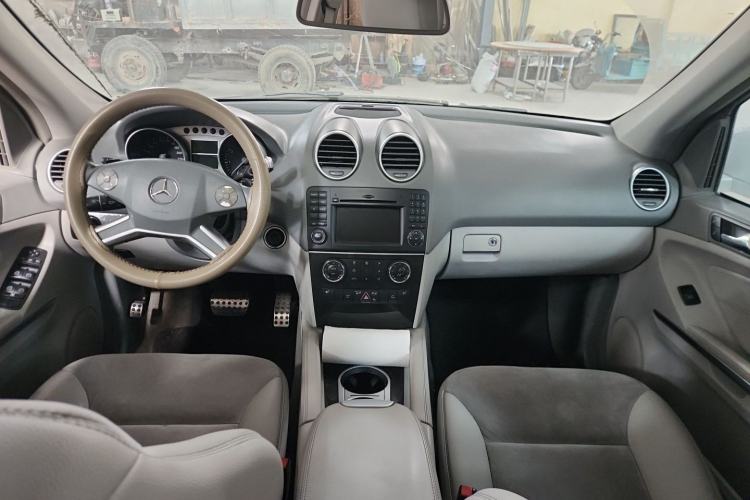 Used Mercedes-Benz M-Class 2010 ML 300 4MATIC Center Console