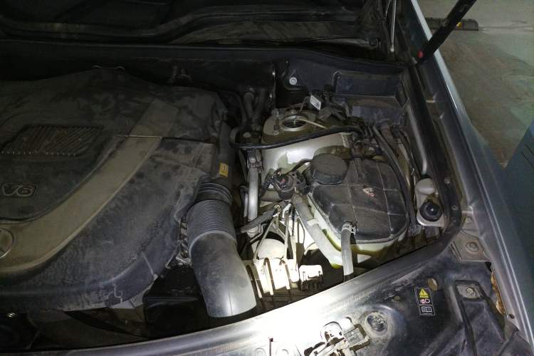 Used Mercedes-Benz M-Class 2010 ML 350 4MATIC Luxury Special Edition Engine Bay Left