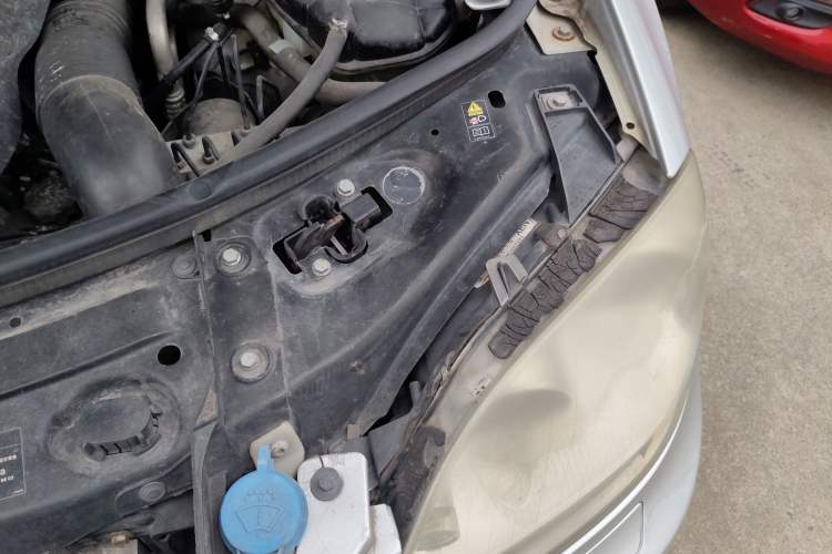 Used Mercedes-Benz M-Class 2010 ML 300 4MATIC Engine Bay Left