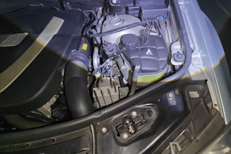 Used Mercedes-Benz M-Class 2010 ML 300 4MATIC Engine Bay Left