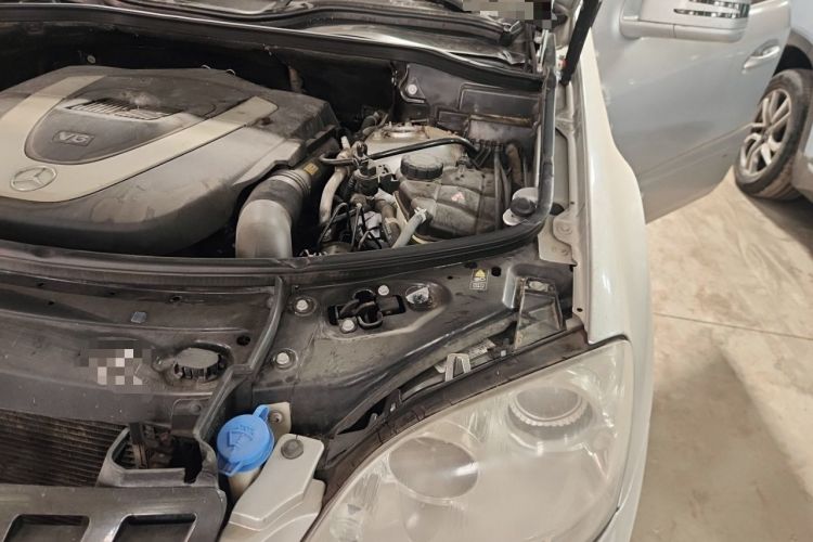 Used Mercedes-Benz M-Class 2010 ML 300 4MATIC Engine Bay Left