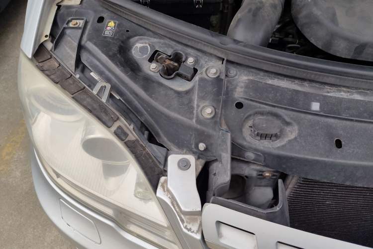 Used Mercedes-Benz M-Class 2010 ML 300 4MATIC Engine Bay Right
