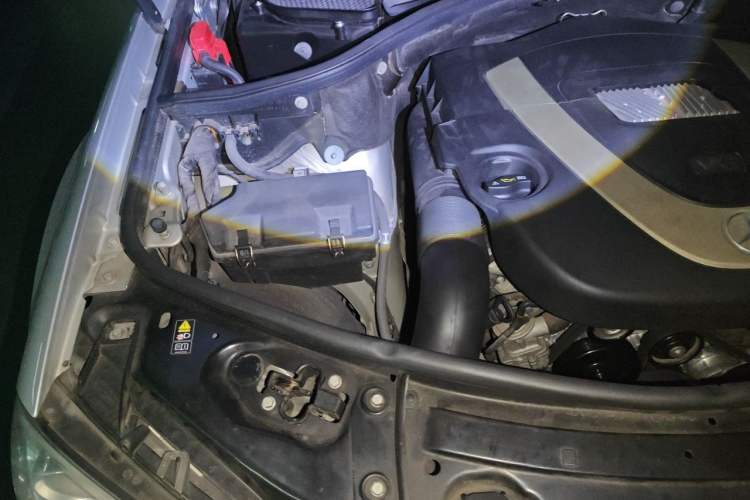Used Mercedes-Benz M-Class 2010 ML 300 4MATIC Engine Bay Right