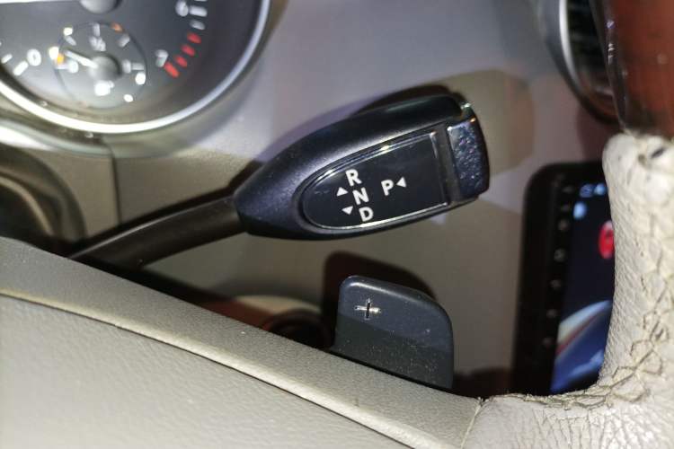 Used Mercedes-Benz M-Class 2010 ML 350 4MATIC Luxury Special Edition Gear Lever