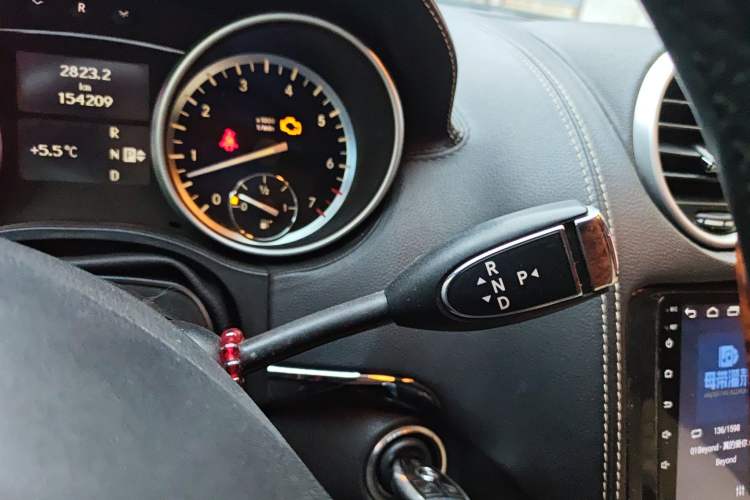 Used Mercedes-Benz M-Class 2010 ML 350 4MATIC Luxury Special Edition Gear Lever