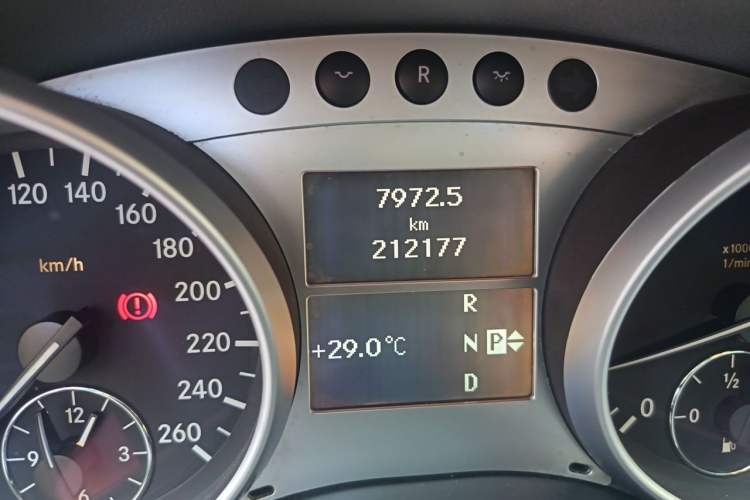 Used Mercedes-Benz M-Class 2010 ML 300 4MATIC Odometer Close Up