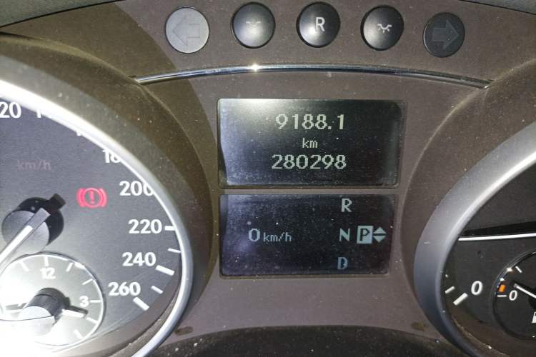 Used Mercedes-Benz M-Class 2010 ML 350 4MATIC Luxury Special Edition Odometer Close Up