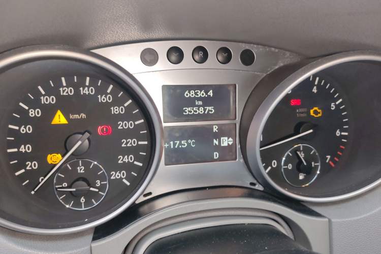Used Mercedes-Benz M-Class 2010 ML 300 4MATIC Odometer Close Up