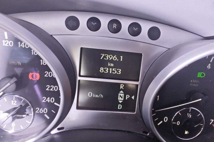 Used Mercedes-Benz M-Class 2010 ML 300 4MATIC Odometer Close Up