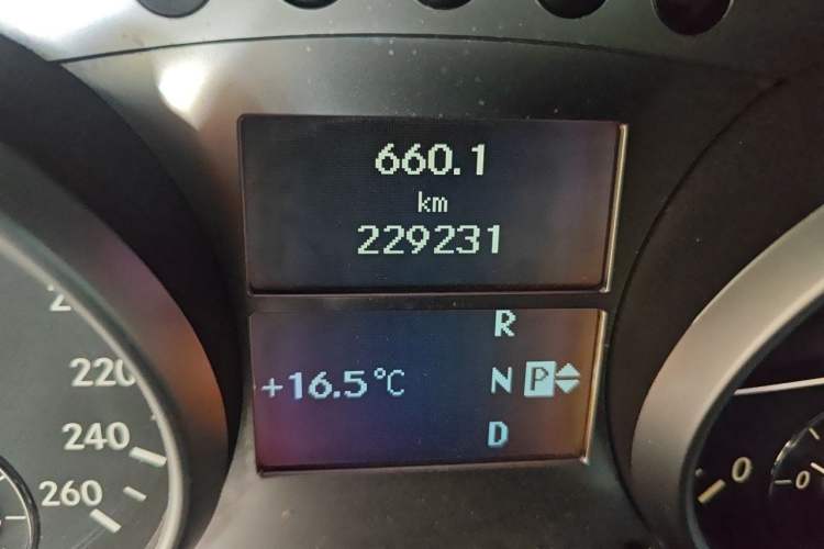 Used Mercedes-Benz M-Class 2010 ML 300 4MATIC Odometer Close Up