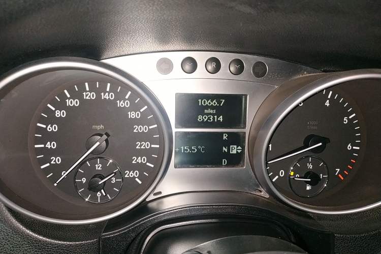 Used Mercedes-Benz M-Class 2010 ML 300 4MATIC Odometer Close Up