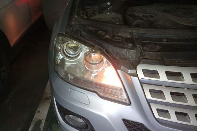Used Mercedes-Benz M-Class 2010 ML 350 4MATIC Luxury Special Edition Right Front Headlight