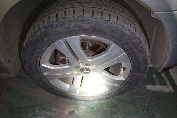 Used Mercedes-Benz M-Class 2010 ML 350 4MATIC Luxury Special Edition Right Front Wheel Hub