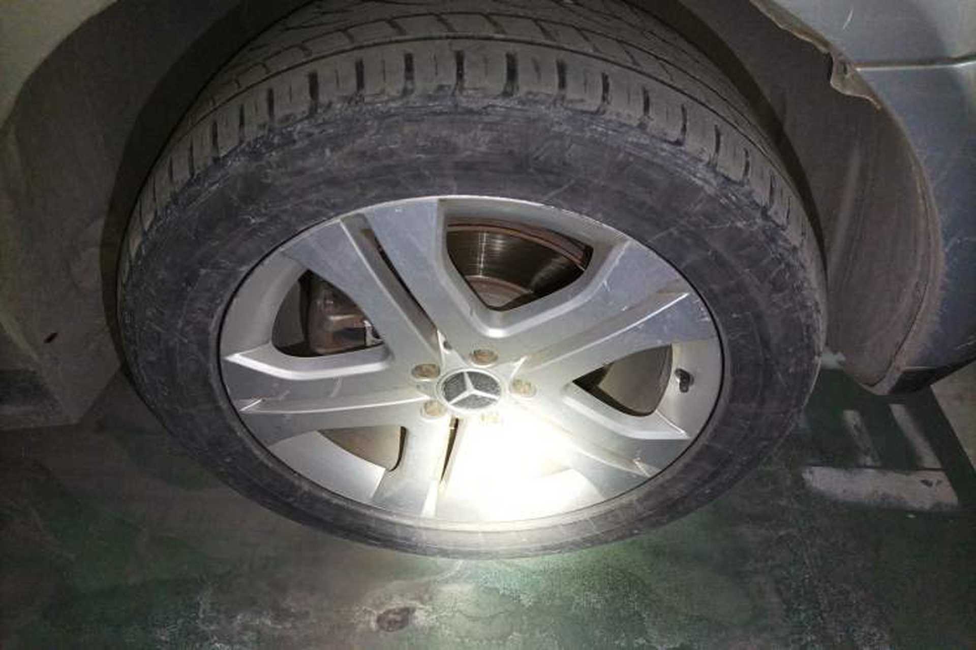 Used Mercedes-Benz M-Class 2010 ML 350 4MATIC Luxury Special Edition Right Front Wheel Hub