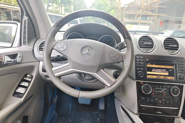 Used Mercedes-Benz M-Class 2010 ML 350 4MATIC Luxury Model Steering Wheel