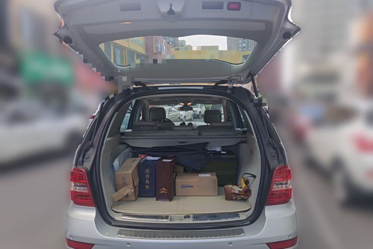 Used Mercedes-Benz M-Class 2010 ML 300 4MATIC Trunk